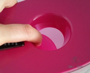 zum einfachen Befüllen öffnet sich eine Klappe im Deckel