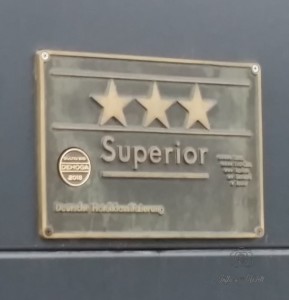 Das Schild verspricht einen Service und Komfort den der Gast verzweifelt suchen wird