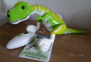 frisch aus der Packung "geschlüpfter" Zoomer Dino