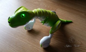 grüne Augen zeigen einen glücklichen Dino