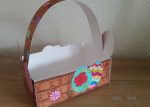 fertig zusammen geklebtes Osterkörbchen