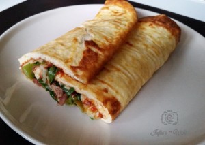 sommerlich gefüllte Low Carb Pizzarolle