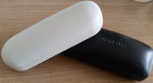 Brillenetui von Oakley und Mister Spex