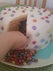 Die angeschnittene Smarties Ueberraschungstorte