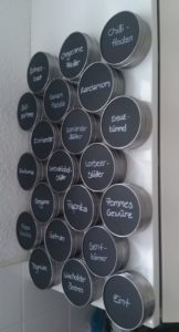 magnetische Gewuerzdosen mit Tafelfolie platzsparend an der Schrankseite aufbewahren