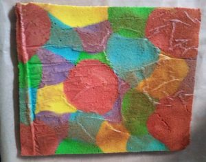 gebackener Regenbogenblechkuchen vor dem dekorieren