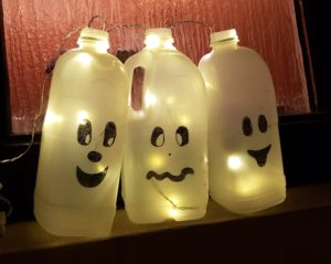 leuchtende Geister auf der Fensterbank Halloween DIYs