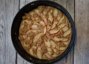 Rezept zuckerfreier Low Carb Ofenpfannkuchen mit Apfel und Streuseln