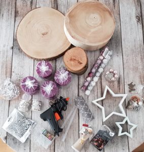das Material fuer einen modernen adventskranz mit baumscheiben und sternen