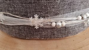Adventsgesteck DIY fuer einen modernen Adventskranz aus Baumscheiben