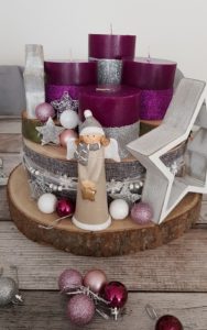Adventsgesteck aus Baumscheiben mit Duftkerzen und Sternen