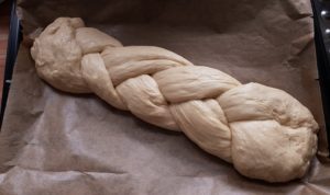 veganer Hefezopf geflochten auf einem Backblech