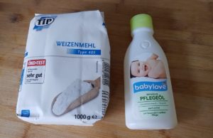 Einfach Mehl und Babyoel miteinander verkneten fuer DIY Kinetic Sand