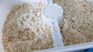 DIY Indoor Kinetic Sand aus nur zwei Zutaten