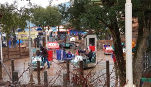 Cars Karussell im Disneyland Paris Walt Disney Studio Park mit behindertem Kind