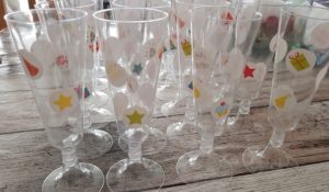 Plastik Sektkelche mit bunten Geburtstagsstickern dekorieren fuer tolle Geburtstagsleckereien Cocktails