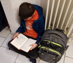 Warten auf den Bus und derweil Harry Potter lesen
