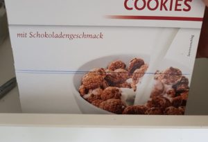 Entlang des Kartons die Schubladenhöhe markieren