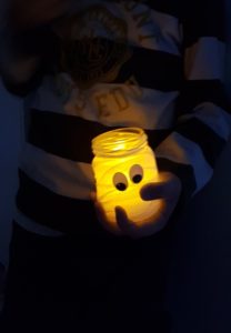 DIY Mumienglas fuer Halloween Basteltipp fuer kleine Kinder