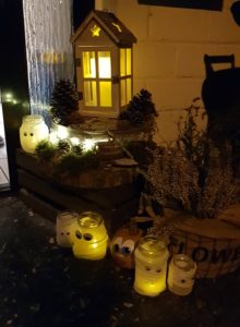 fertige DIY Mumienglaeser mit LED Teelicht draussen