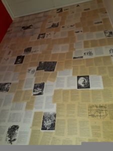Eine Wand tapeziert mit Buchseiten zu finden bei Autorin Judith Vogt