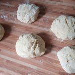 aus jedem Teigling eine Kugel und eine Schlange formen