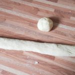 Aus Teiglingen je eine Kugel und eine Schlange formen