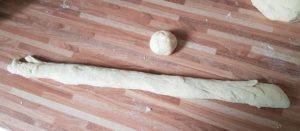 Aus Teiglingen je eine Kugel und eine Schlange formen