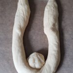 Teigschlange von unten um die Teigkugel legen