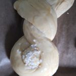 verdrehte Osterhasen mit Ei bestreichen und Hagelzucker bestreuen