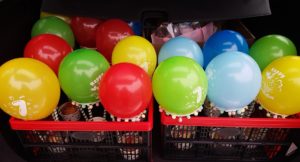 Transport der gebastelten Heißluftballons fuer den Kindergeburtstag in der Schule