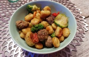 Gnocchi-Gemüsepfanne mit Hackbällchen Rezept für die ganze Familie von Chaoshoch4