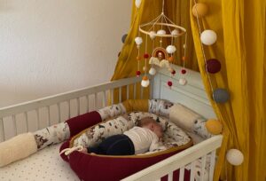 Unser Babybett mit Betthimmel, Lichterkette, Bettschlange und Babynest