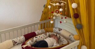 Unser Babybett mit Betthimmel, Lichterkette, Bettschlange und Babynest