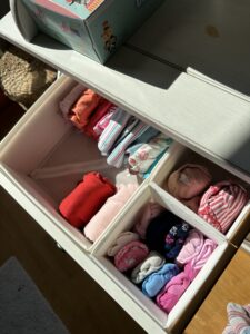 Babybodys und Strumpfhosen in einer Schublade organisieren