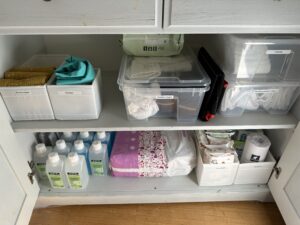 kleiner Spartipp - kauft Windeln und Feuchttuecher ruhig in Vorratspaketen und packt sie unten in die Wickelkommode