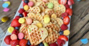suesse Fingerfood Konfetti Waffelplatte zum Geburtstag fuer Kleinkinder und Kita
